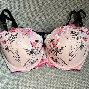 Brand new Victoria secret dream angels lined Demi bra. 34DD
